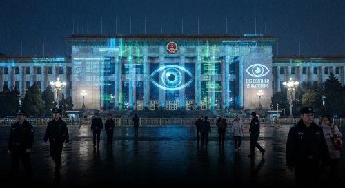 China avança para regular IAs que simulam humanos e mira frear deepfakes